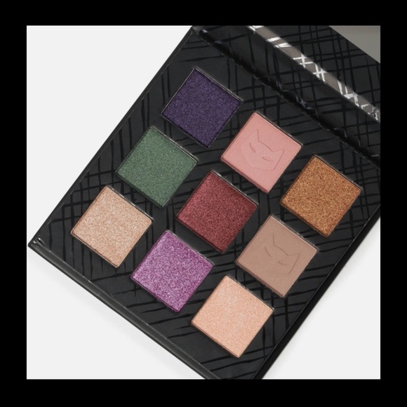 REVOLUTION 
CATWOMAN™ X REVOLUTION JEWEL THIEF EYESHADOW PALETTE - Picture 5 of 5
